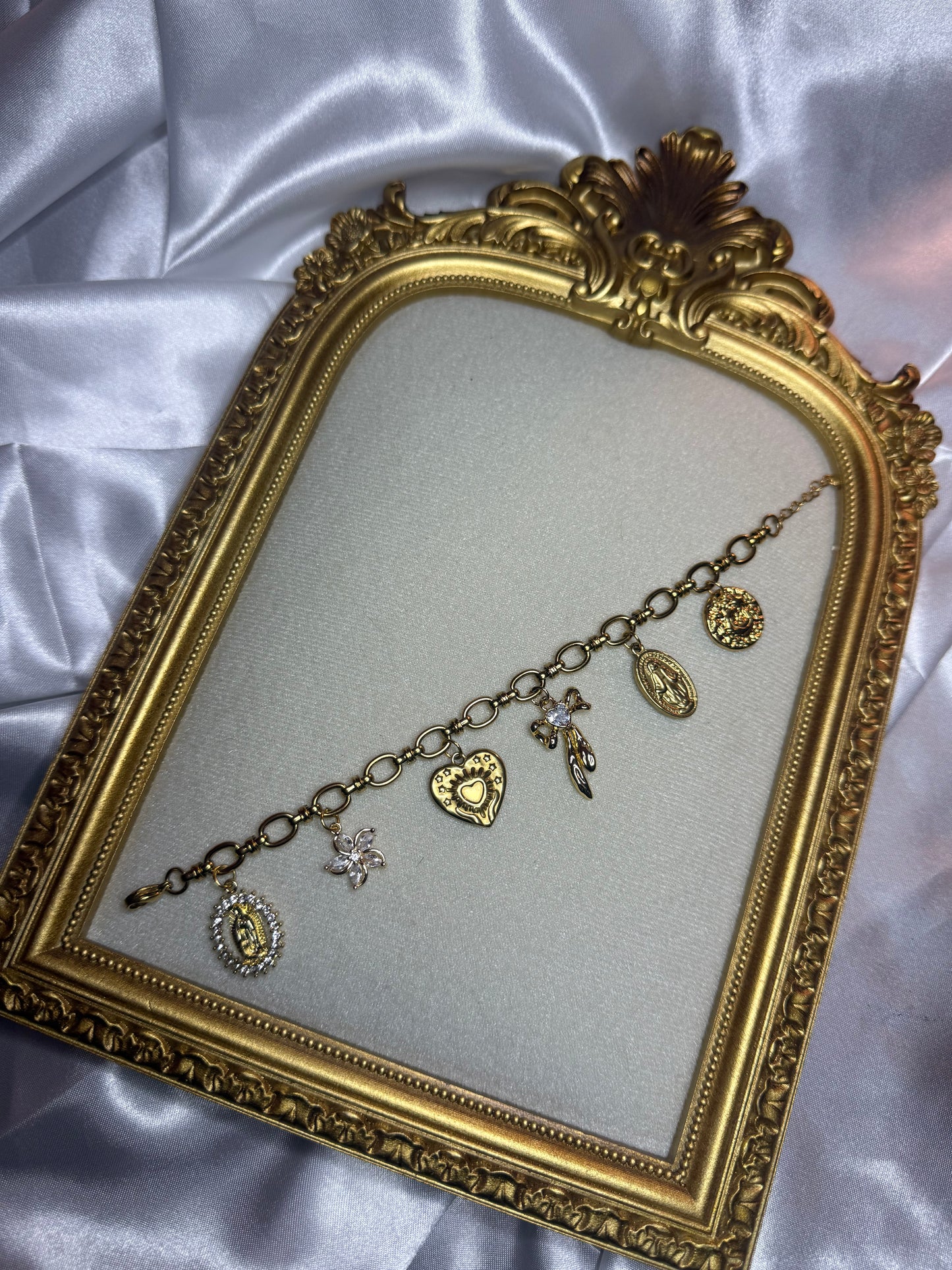 𝐵𝑟𝑎𝑐𝑒𝑙𝑒𝑡 𝐶ℎ𝑎𝑟𝑚𝑠 𝐶𝑎𝑚𝑖𝑙𝑙𝑒