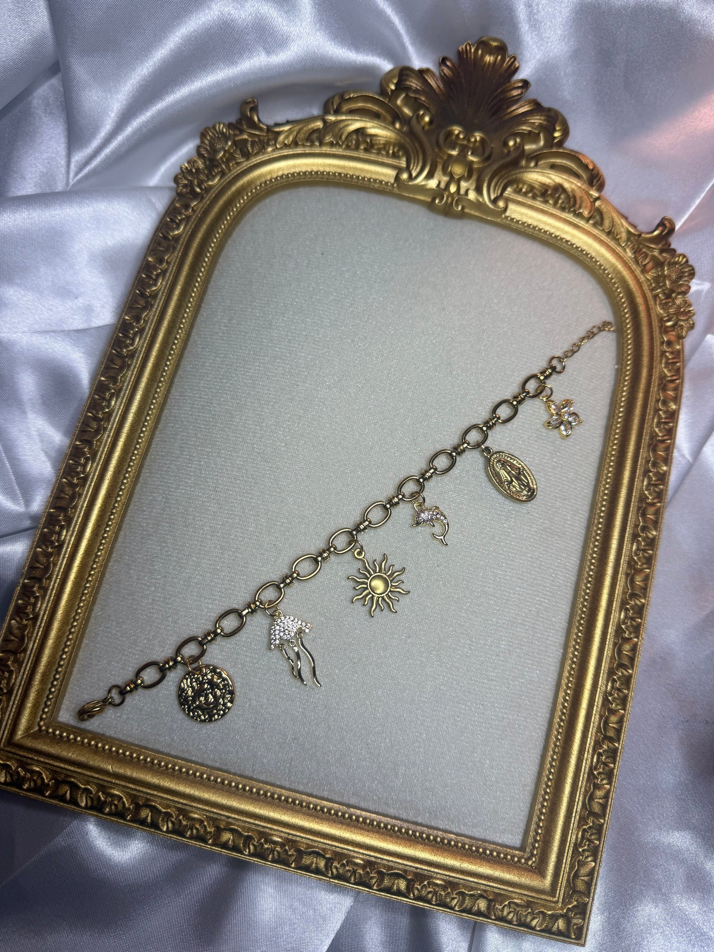 𝐵𝑟𝑎𝑐𝑒𝑙𝑒𝑡 𝐶ℎ𝑎𝑟𝑚𝑠 𝐼𝑟𝑖𝑠